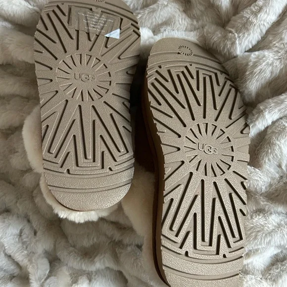 UGG platform Tan Slippers with Cream Fur - Picture 2 of 6